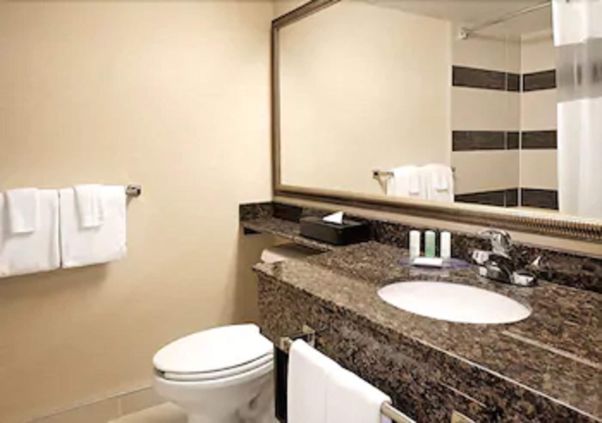 Comfort Suites Downtown Монреаль Экстерьер фото