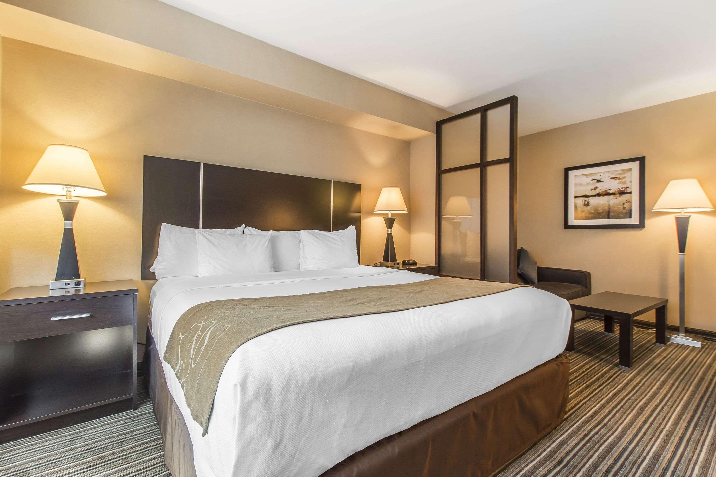 Comfort Suites Downtown Монреаль Экстерьер фото