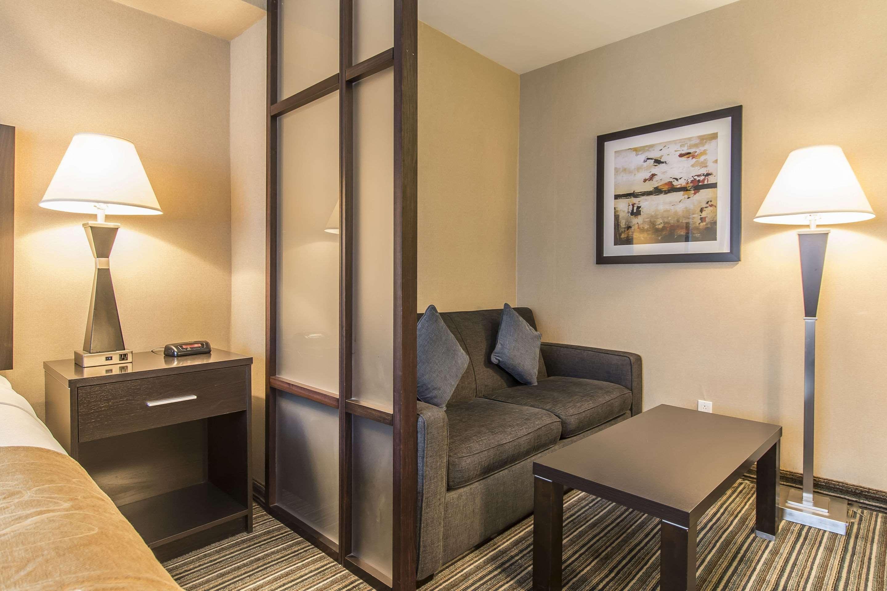 Comfort Suites Downtown Монреаль Экстерьер фото