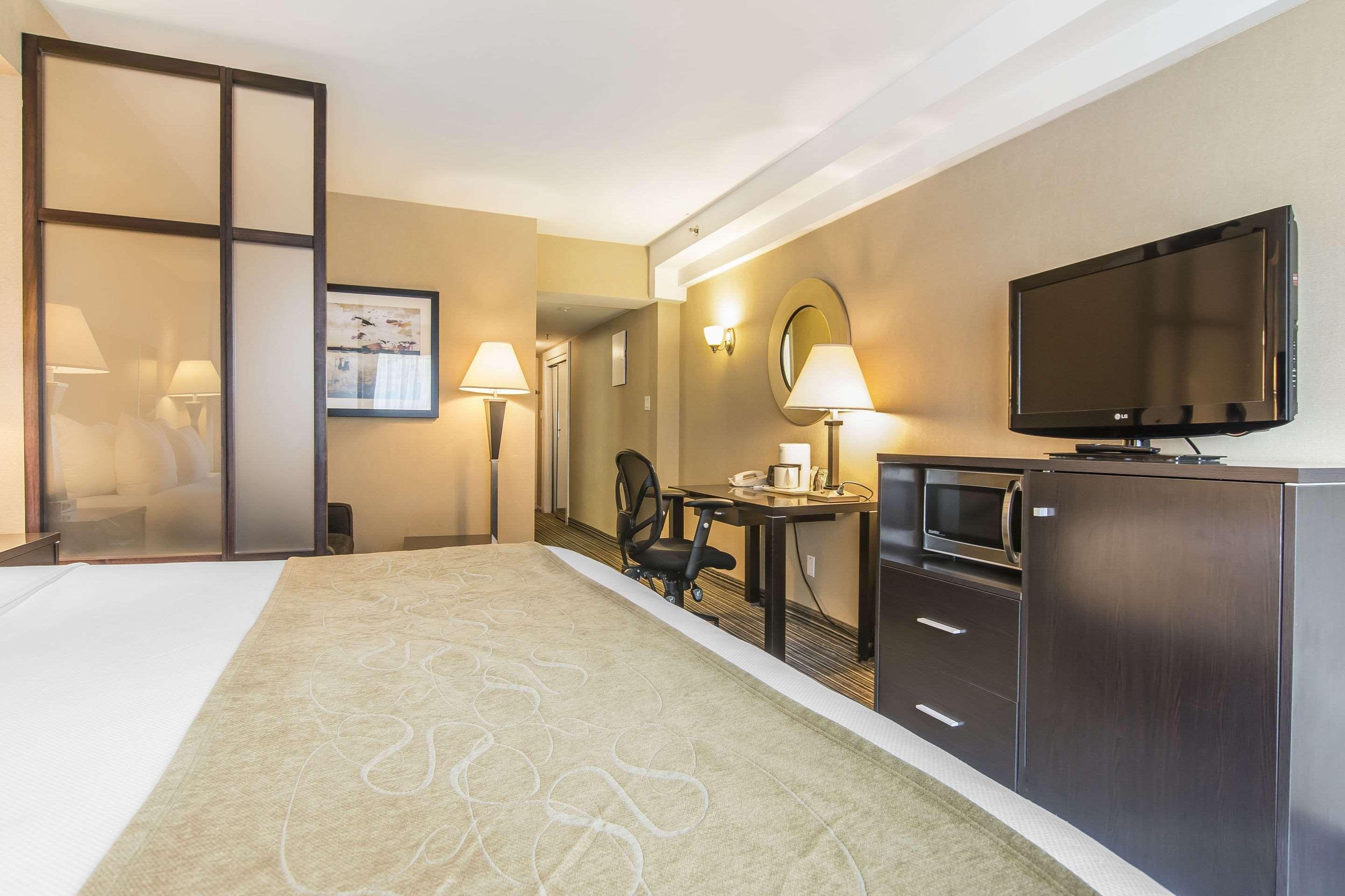 Comfort Suites Downtown Монреаль Экстерьер фото