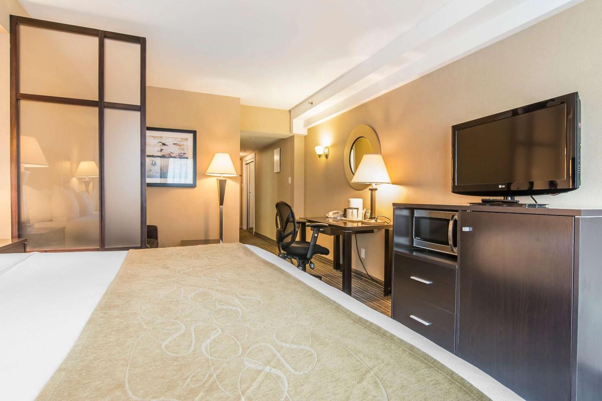 Comfort Suites Downtown Монреаль Экстерьер фото