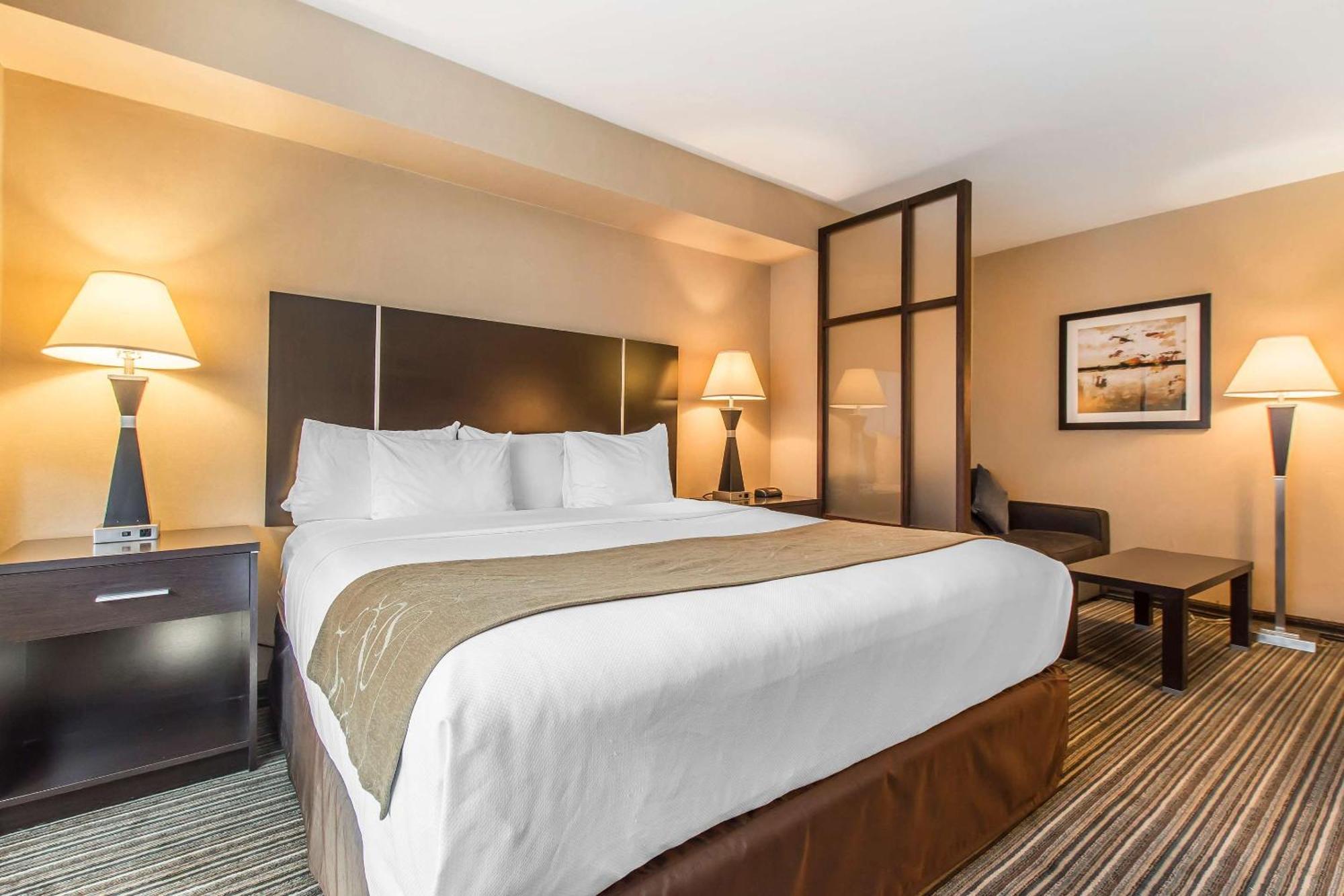 Comfort Suites Downtown Монреаль Экстерьер фото