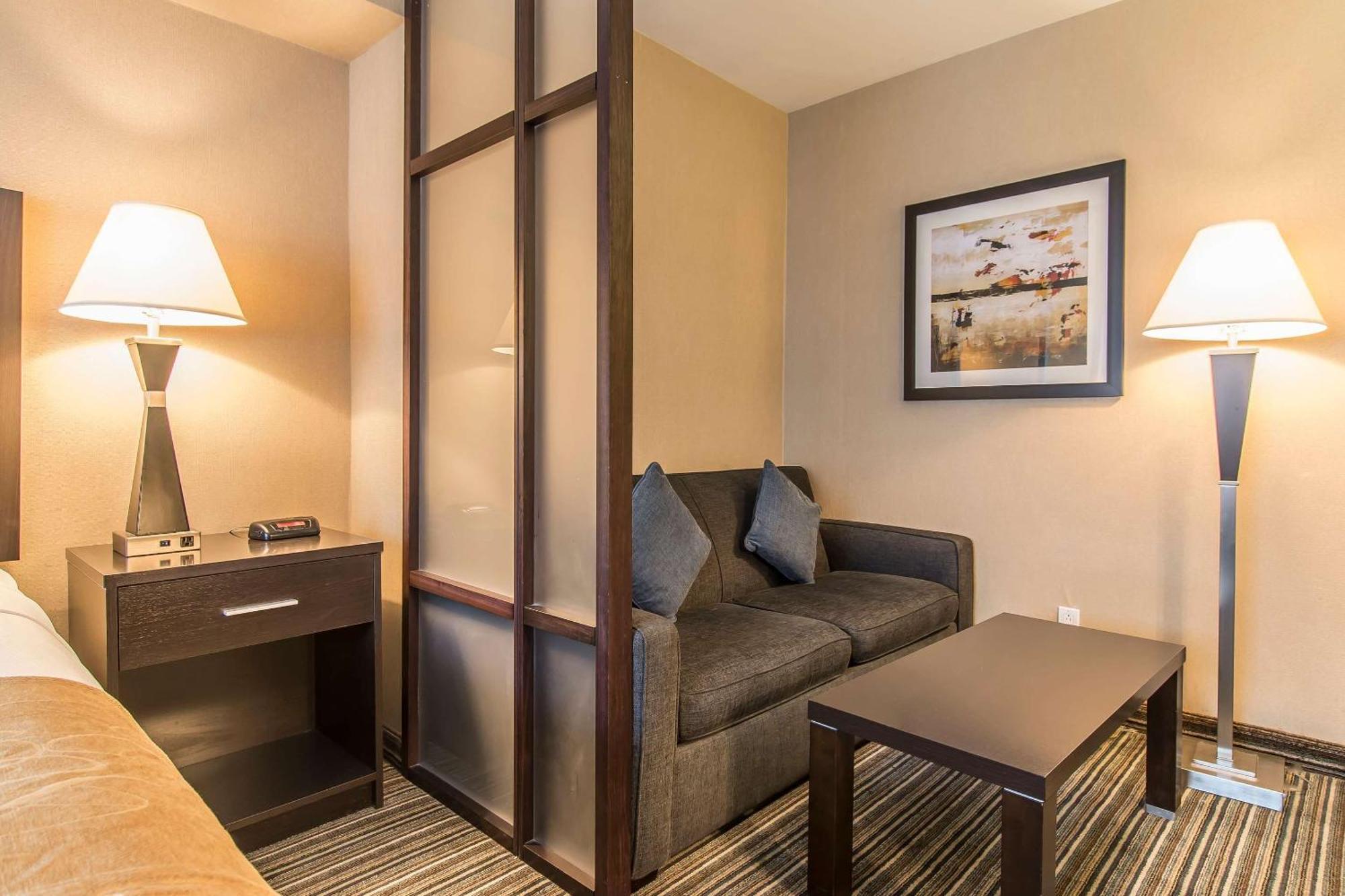 Comfort Suites Downtown Монреаль Экстерьер фото