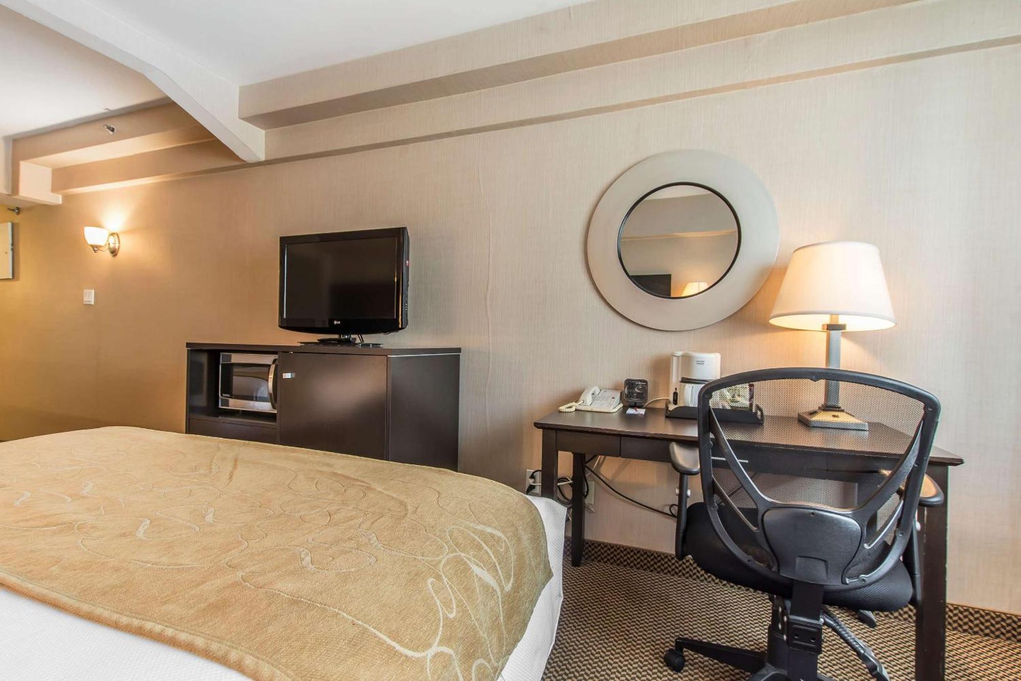 Comfort Suites Downtown Монреаль Экстерьер фото