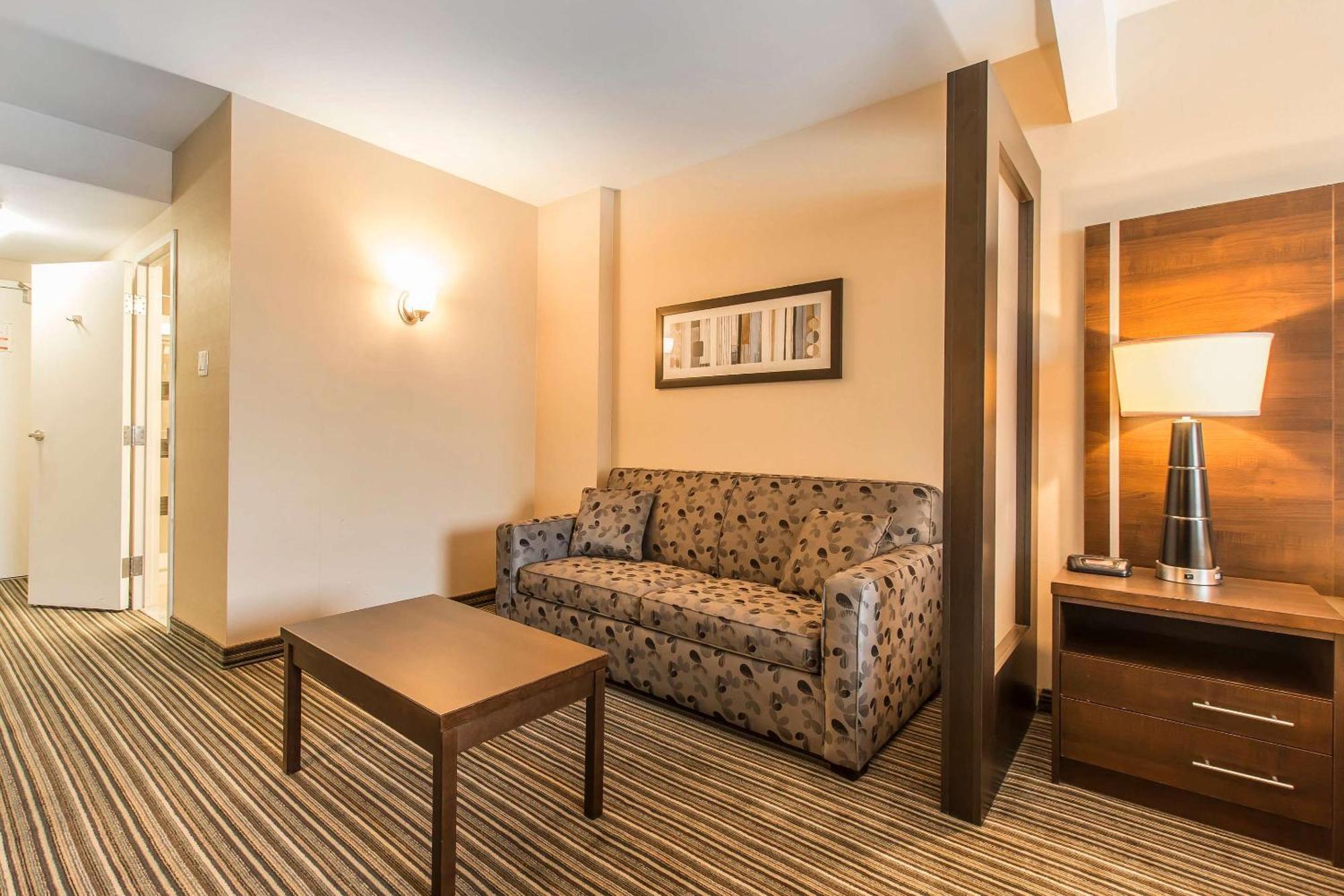 Comfort Suites Downtown Монреаль Экстерьер фото