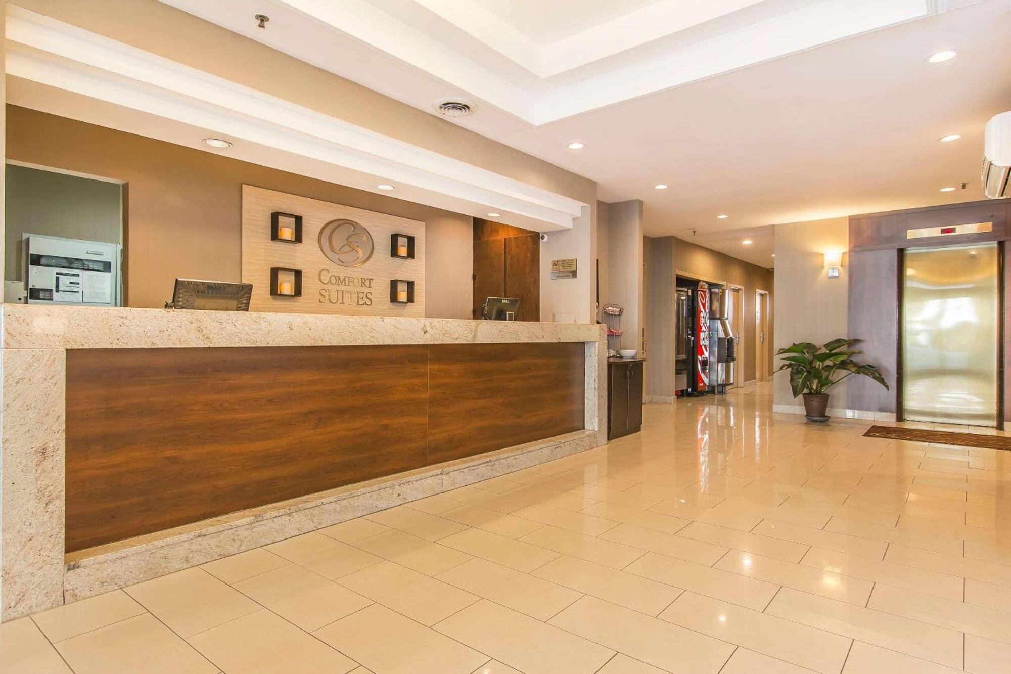 Comfort Suites Downtown Монреаль Экстерьер фото